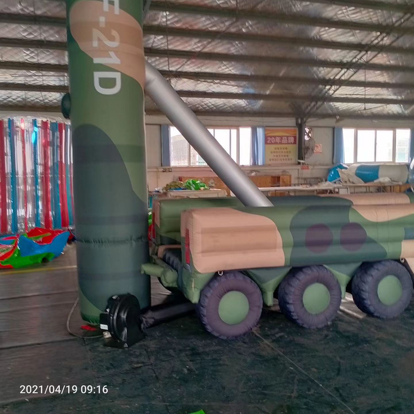 四方台军事演习中的充气目标车辆：模拟发射车雷达车坦克飞机